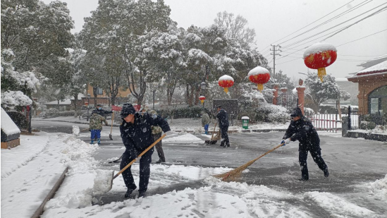 瑞雪致祥開(kāi)門(mén)吉 除雪保暢暖人心