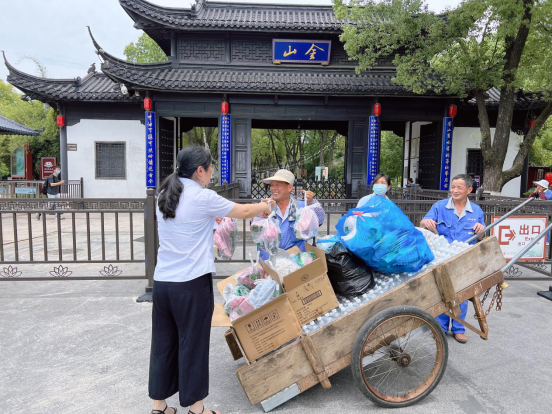 “高溫送清涼?防暑保安全”——潤(rùn)馨物業(yè)工會(huì)開展2022年防暑降溫慰問活動(dòng)